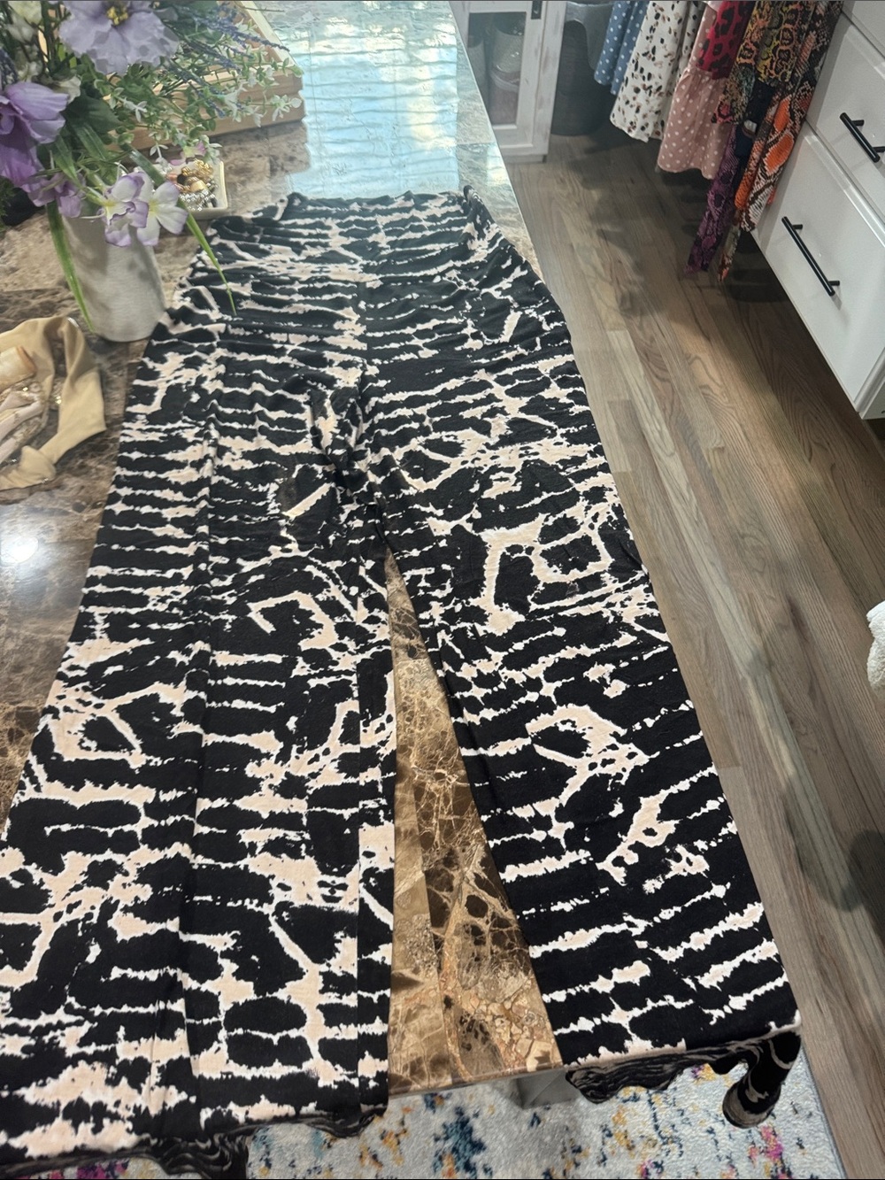 A3 Design Black & Cream Abstract Wide-Leg Pants